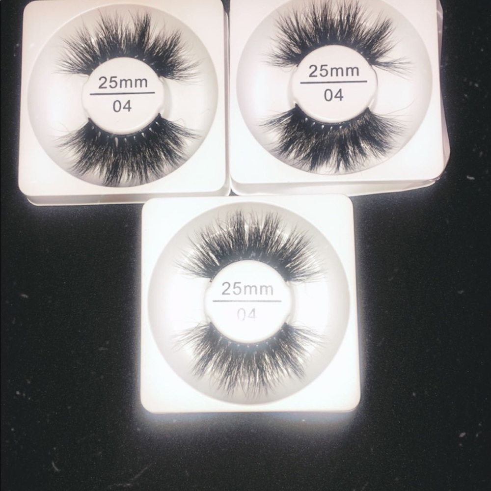 EYELASHES - Picture 4 of 6
